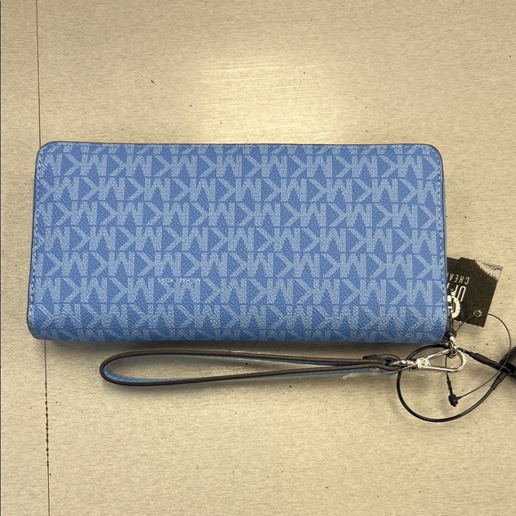 Michale Kors wallet - Picture 1 of 5